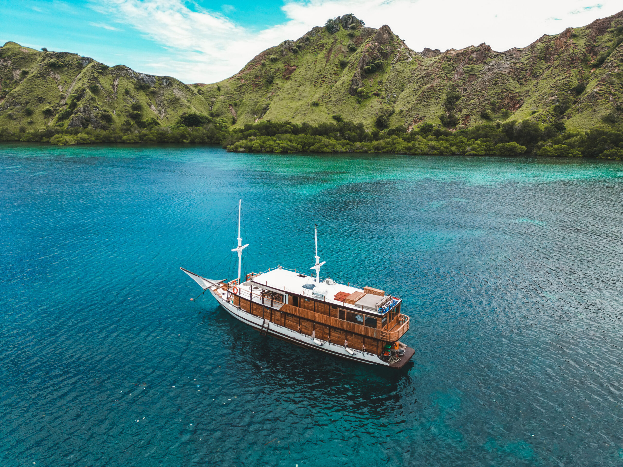 Komodo Islands: How To Plan Your Sailing Trip - The Globe Wanderers